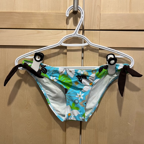 Super cute bikini 👙 bottoms - Picture 1 of 4